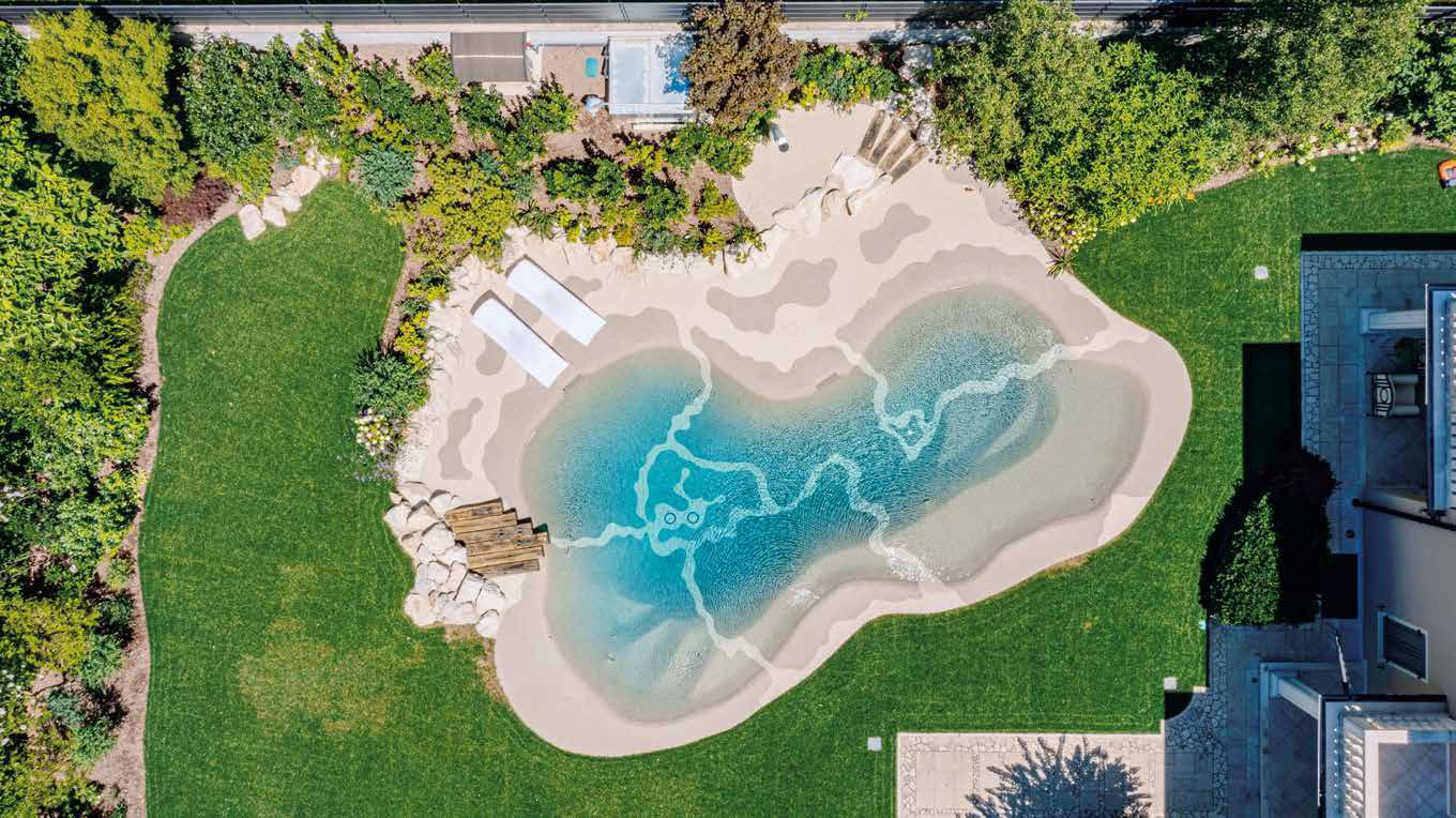 Piscina de arena Bio.design en jardín privado, vista aérea