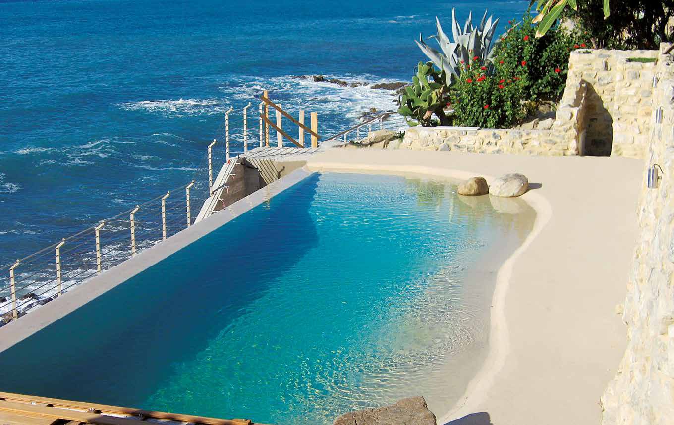 Piscina de arena Bio.design frente al mar en vivienda privada
