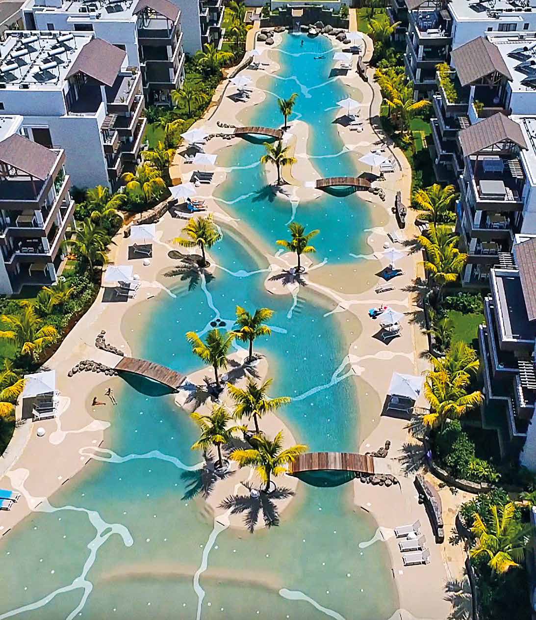 Piscina de arena Bio.design tipo laguna en complejo residencial