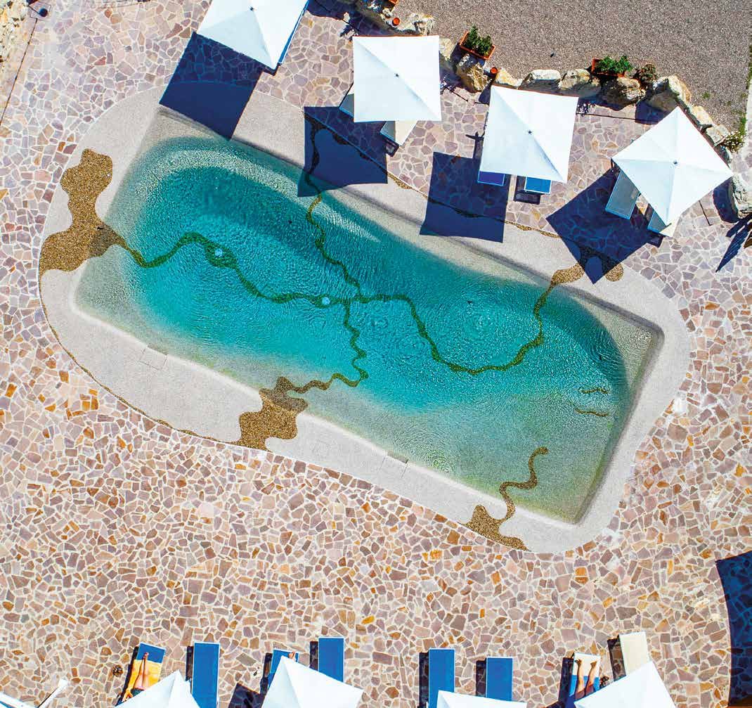 Piscina de arena Bio.design con solárium y sombrillas, vista aérea