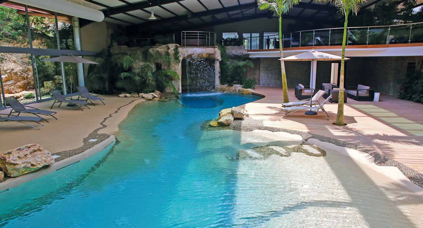 Piscina de arena Bio.design cubierta con cascada en spa
